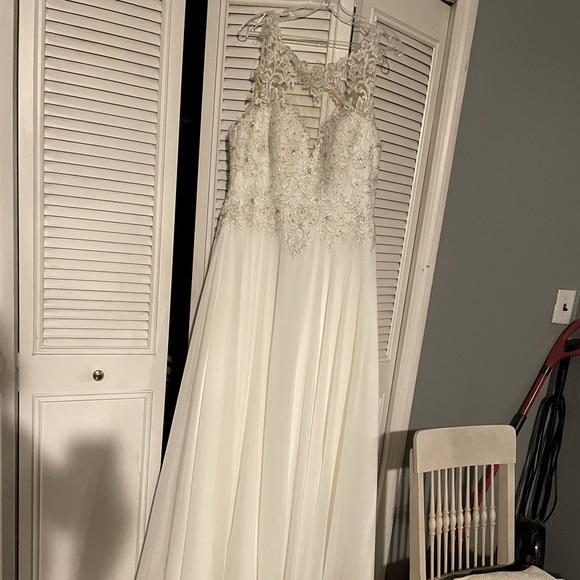 Kiesha Morilee wedding gown by Madeline Gardner. - Picture 1 of 8